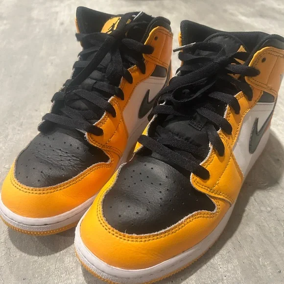 Nike Air Jordan Mid Range Sneakers - Black and Orange 7Y - Picture 3 of 9